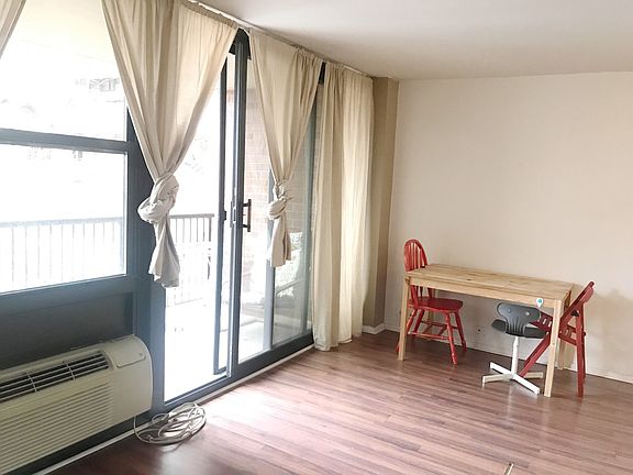 5th image of 2921 S Michigan Ave APT 205