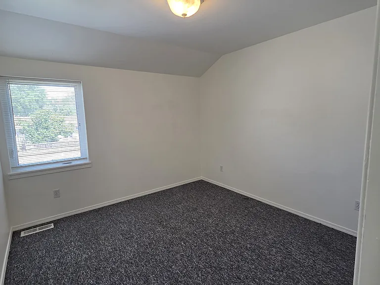1819 Pleasant St — Photo 12