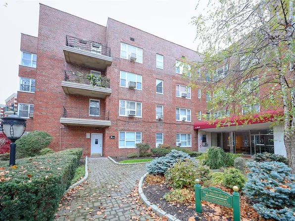 75 S Middle Neck Road #3U, Great Neck, NY 11021