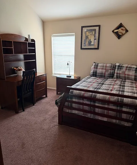 2nd Bedroom w/Desk