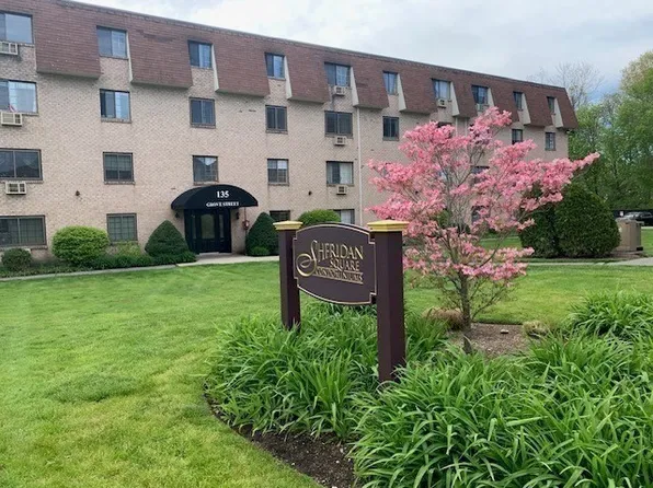 135 Grove St APT 127, Rockland, MA 02370