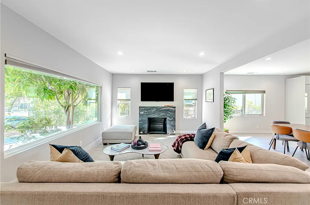 4 bed, 3802 sqft, $15,500 — Photo 2