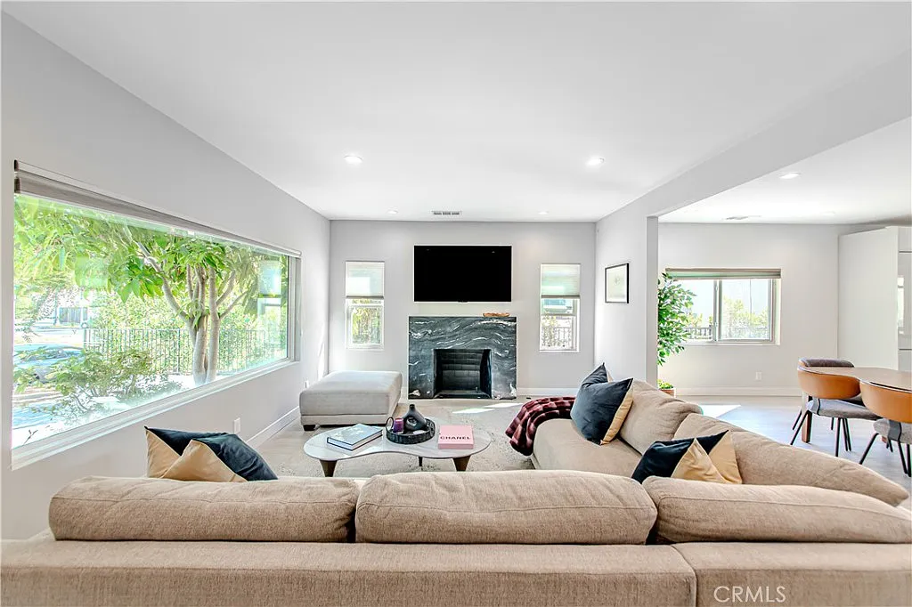 Building Photo - 507 N Formosa Ave