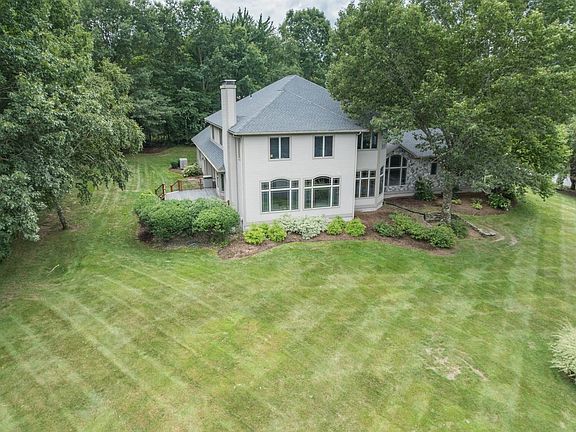 4th image of 82 Mountain View Dr