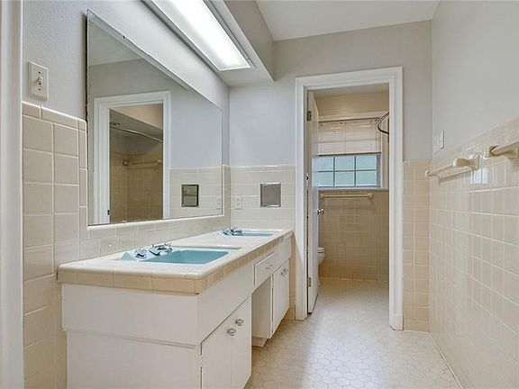 5th image of 936 Topaz St