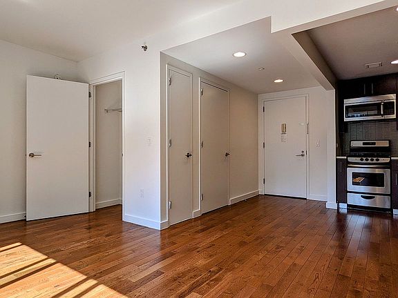 5th image of 260 W 26th St APT 10E