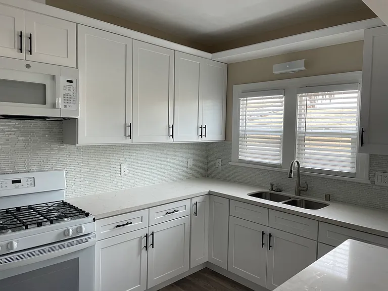 1510 E 3rd St #5 — Photo 6