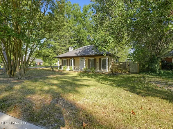101 Honeysuckle Ln, Ridgeland, MS 39157