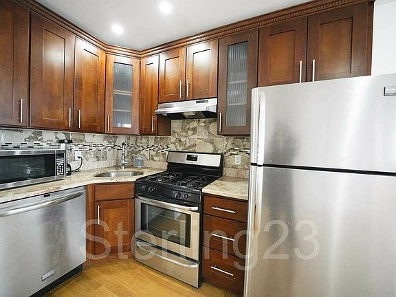 3rd image of 25-15 Crescent St #A6