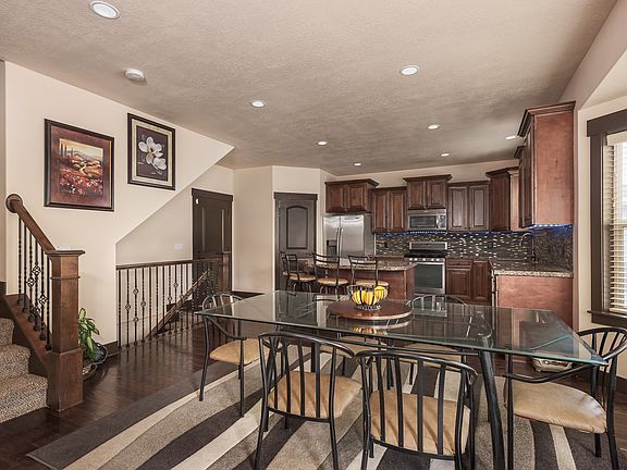 4th image of 2082 W Woodview Dr