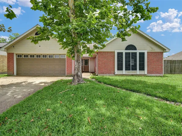 3 Chuckwagon Ct, Angleton, TX 77515