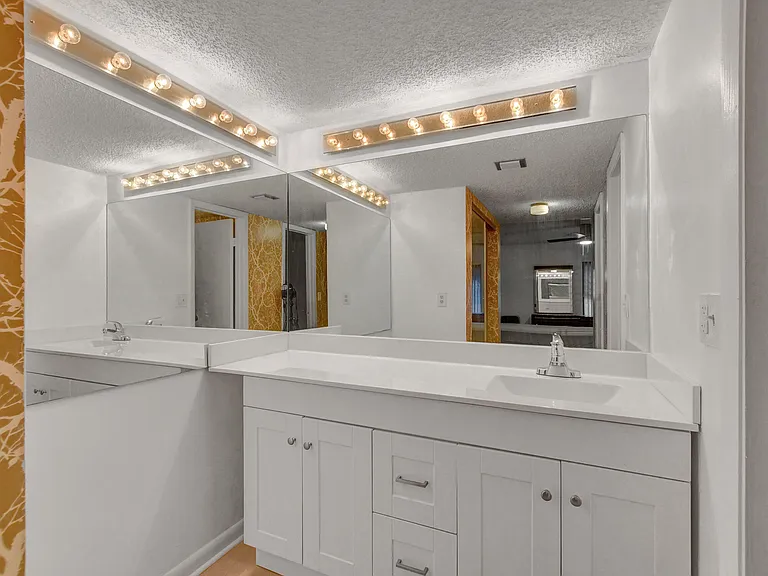 11255 Green Lake Dr #202 — Photo 12