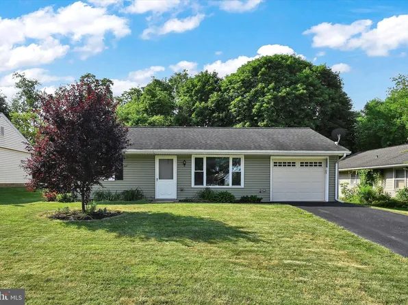 35 E Summit Dr, Stevens, PA 17578