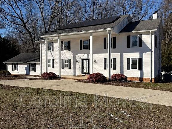 3rd image of 121 Chipwood Ln