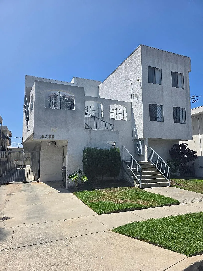 2 bed, 900 sqft, $2,700 — Photo 3