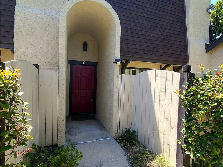 881 W Huntington Dr #G — Photo 3