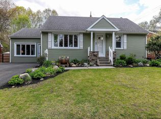 28 Bosher Dr, Albany, NY 12205