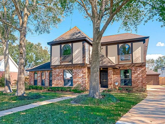 915 Oxborough has been lovingly maintained and pride of ownership simply shines.