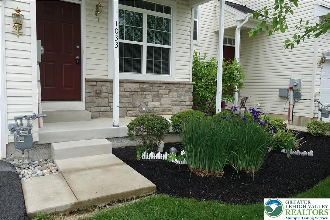 3 bed, 2.5 bath, 2470 sqft, $2,600 — Photo 2