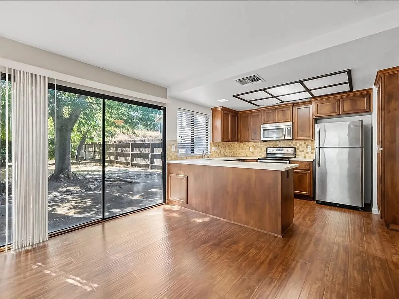 3 bed, 1328 sqft, $2,677 — Photo 4
