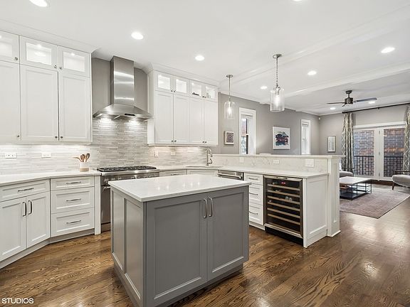5th image of 2721 N Southport Ave #1