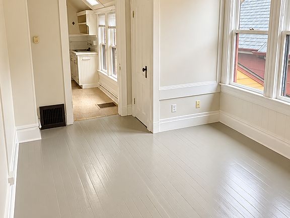 4th image of 2325 SE Taylor St APT 4