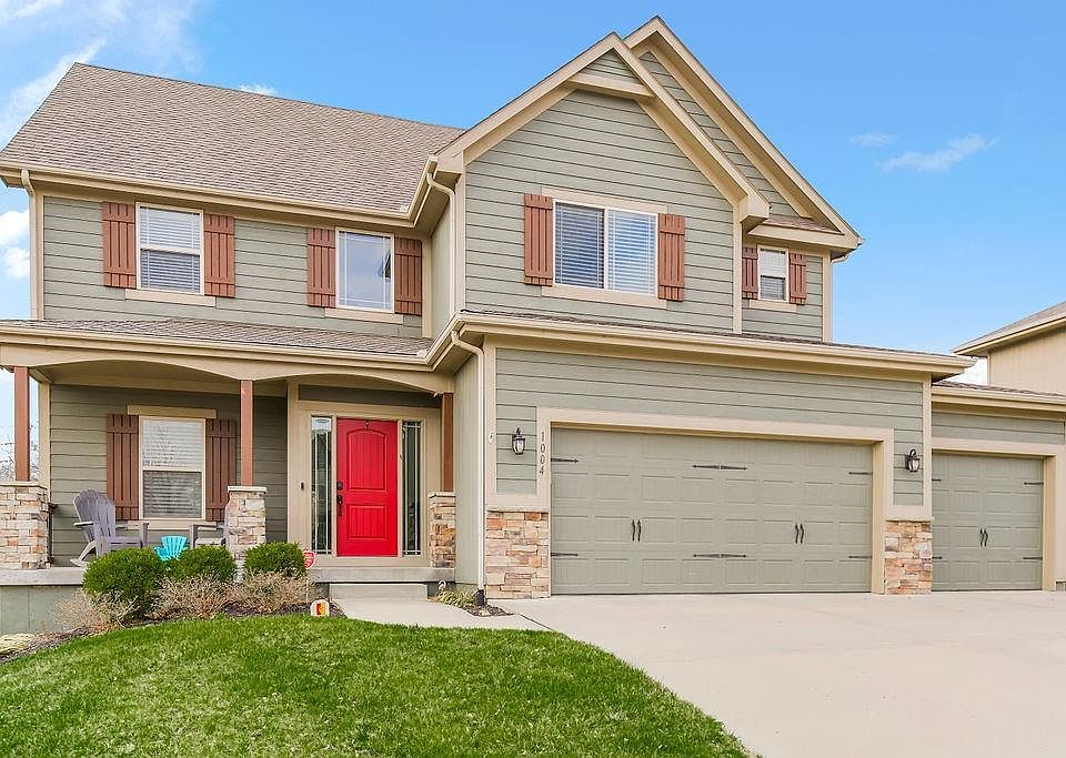 1st image of 1004 SE Carmine Ct