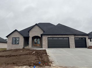 1546 N Lake Edge Dr, Springfield, MO 65802