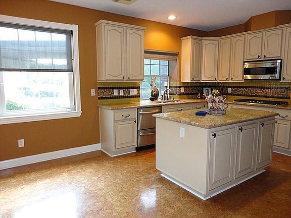 5th image of 1800 Creekside Dr