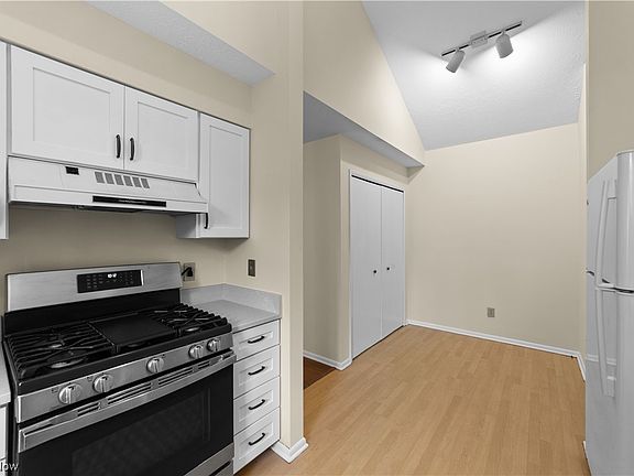 5th image of 8 Waterford Ln