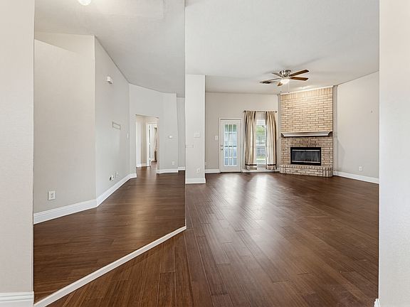 4th image of 464 Maplegrove Dr