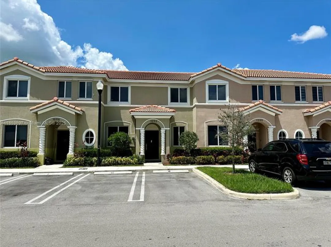 3 bed, 2.5 bath, 1302 sqft, $2,400 — Photo 2