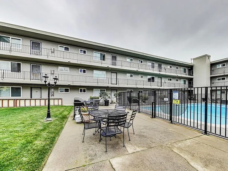 1701 Shoreline Drive — Photo 27