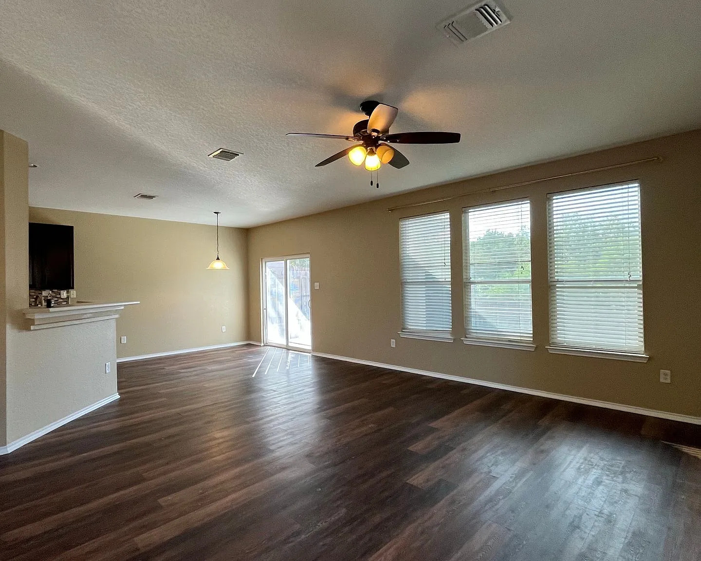 3 bed, 2.5 bath, 1770 sqft, $1,995 — Photo 2