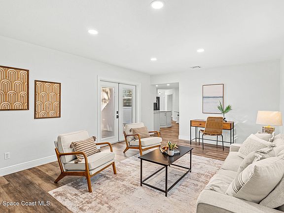 4th image of 300 Oak St