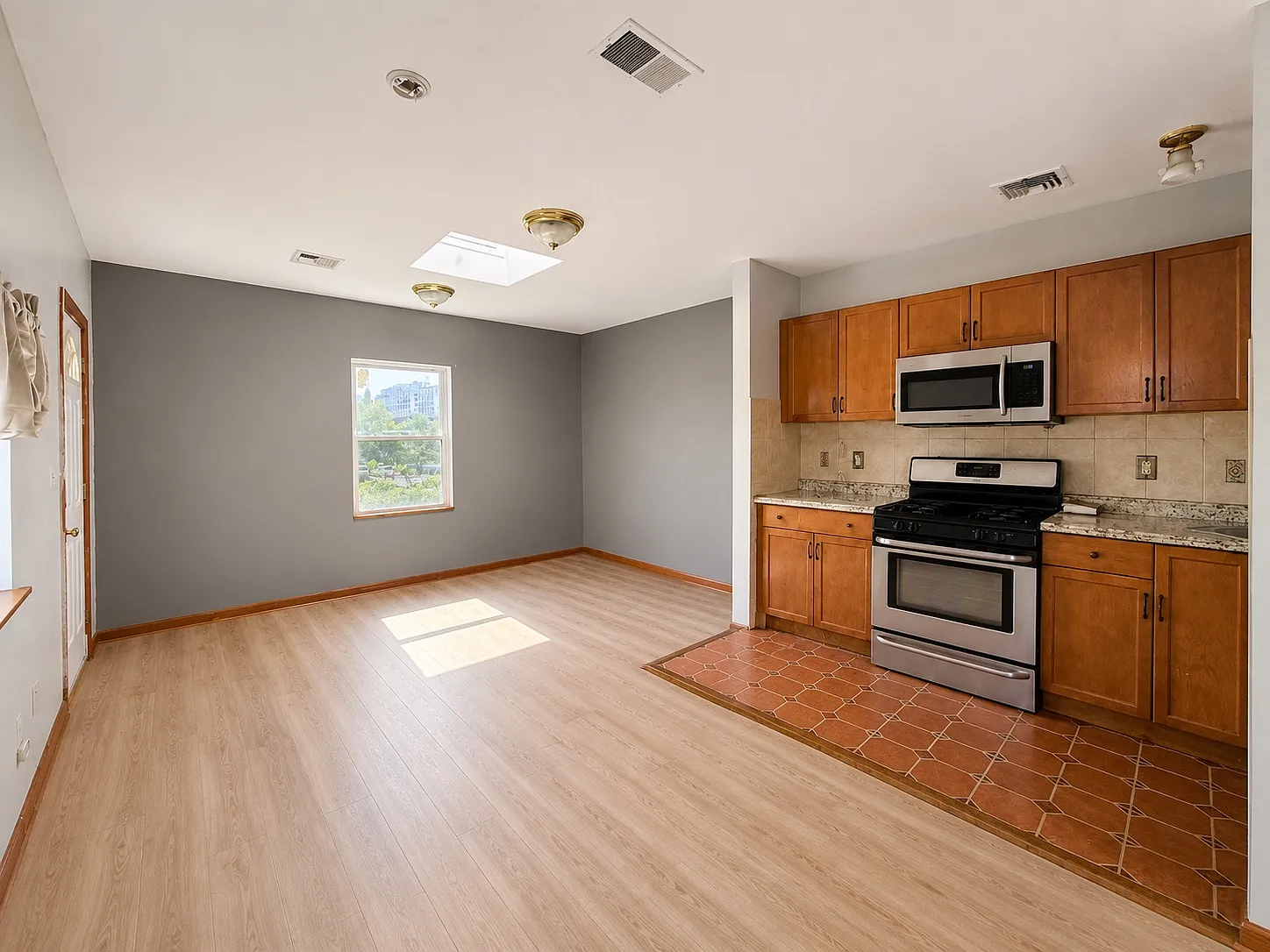 3 bed, $2,400 — Photo 2