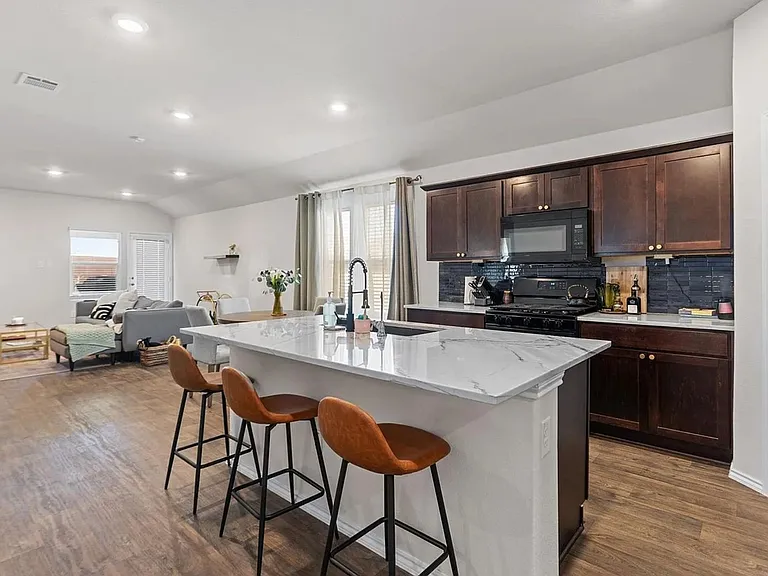 124 Brody Ln — Photo 3