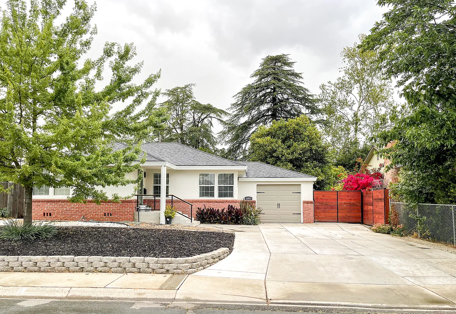 2841 23rd Ave photo 1