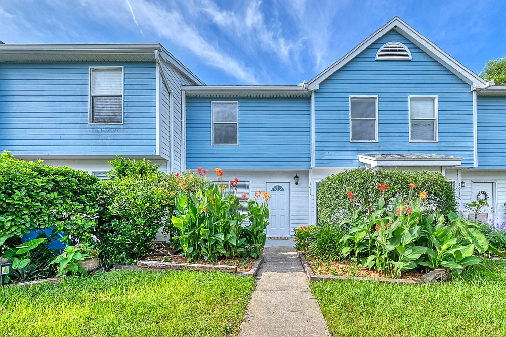 2 bed, 1.5 bath, 1074 sqft, $1,550 — Photo 2
