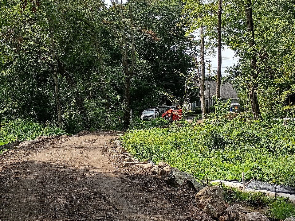 2nd image of 90 Chestnut Hill Rd