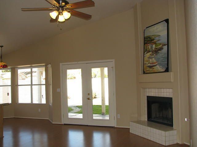 FamilyRoom W/ Fireplace