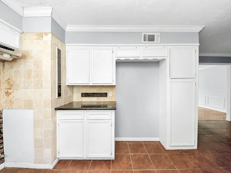 2513 Leslie St — Photo 13