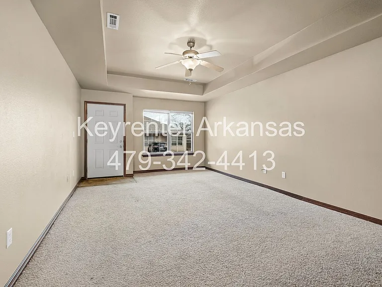 1270 N Trinity Dr — Photo 8
