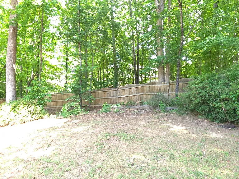 606 Lakeshore Ct — Photo 29