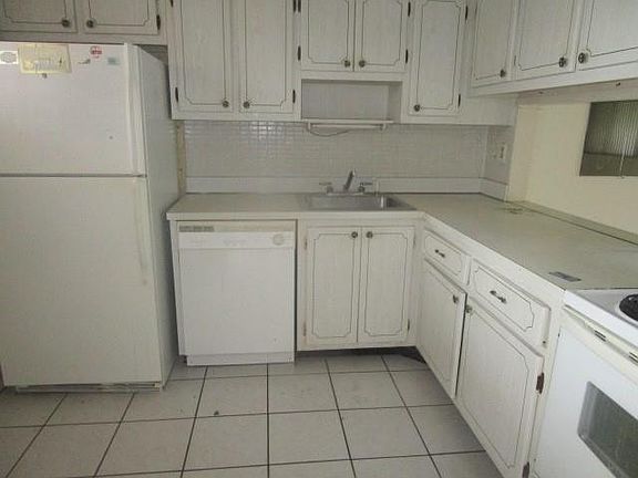 3rd image of 2534 Garden Drive #104