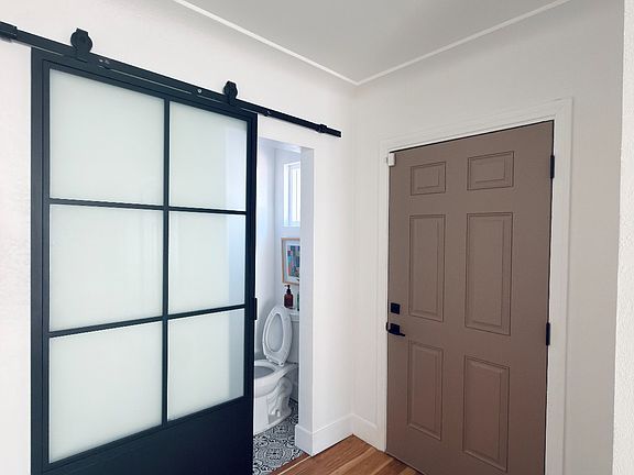 3rd image of 4573 Brompton Ave