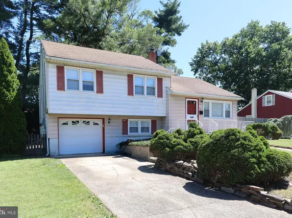 521 Smith Ln, Mount Holly, NJ 08060