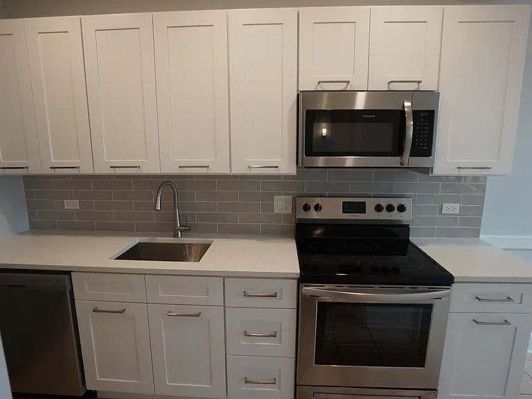 10 W Elm St — Photo 24