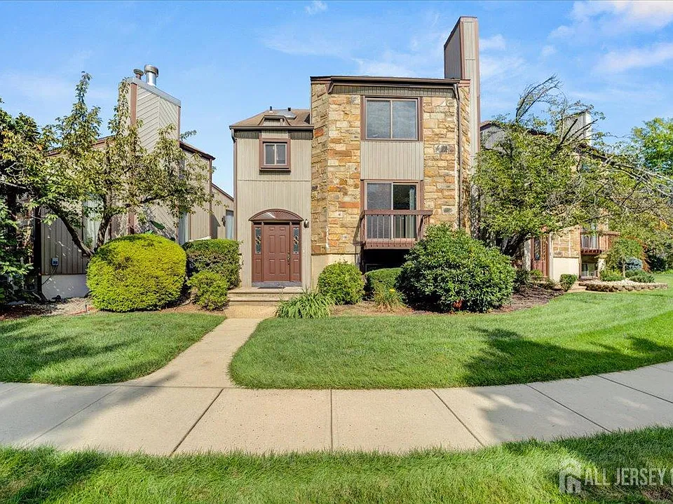 17 Emerald Ln