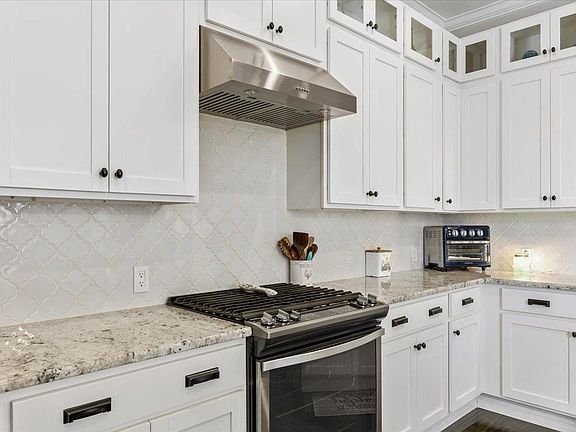 5th image of 701 S Stuart Cv